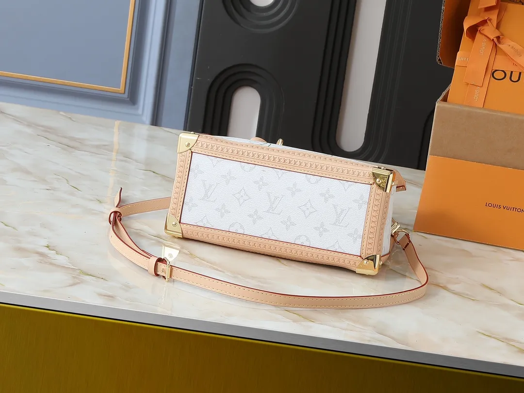 💰300💰Upgraded from the original M13079 M45495 M45659 M44571, the Louis Vuitton x Murakami reissue series interprets the OnTheGo small handbag in a smart way. The colorful Monogram canvas body, cowhide leather trim and LV x TM key bag highlight the sophisticated style. The shiny corners recall the design of traditional Louis Vuitton luggage, and the shoulder strap and top handle allow for multiple carrying methods. Dimensions: 25.0 x 19.0 x 11.5 cm (length x height x width)