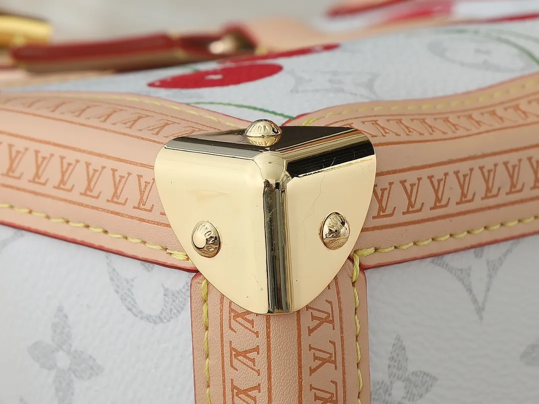 💰300💰Upgraded from the original M13079 M45495 M45659 M44571, the Louis Vuitton x Murakami reissue series interprets the OnTheGo small handbag in a smart way. The colorful Monogram canvas body, cowhide leather trim and LV x TM key bag highlight the sophisticated style. The shiny corners recall the design of traditional Louis Vuitton luggage, and the shoulder strap and top handle allow for multiple carrying methods. Dimensions: 25.0 x 19.0 x 11.5 cm (length x height x width)