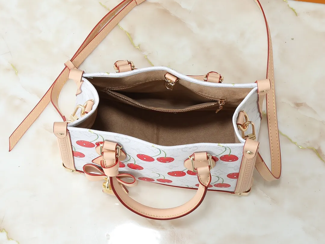 💰300💰Upgraded from the original M13079 M45495 M45659 M44571, the Louis Vuitton x Murakami reissue series interprets the OnTheGo small handbag in a smart way. The colorful Monogram canvas body, cowhide leather trim and LV x TM key bag highlight the sophisticated style. The shiny corners recall the design of traditional Louis Vuitton luggage, and the shoulder strap and top handle allow for multiple carrying methods. Dimensions: 25.0 x 19.0 x 11.5 cm (length x height x width)