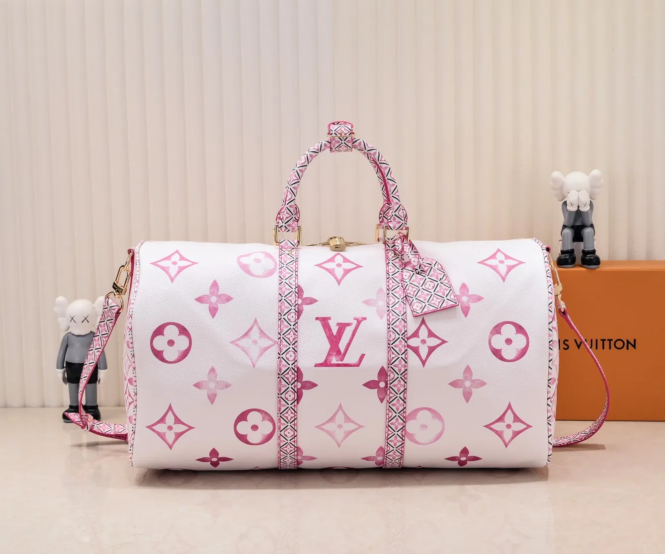 P440 M41416 10916 10254 41416 keepall is a classic in the Louis Vuitton travel bag series. This large keepall is made of monogram canvas, with a detachable leather shoulder strap and a detachable leather ID holder. Dimensions: 50.0 x 29.0 x 23.0 cm