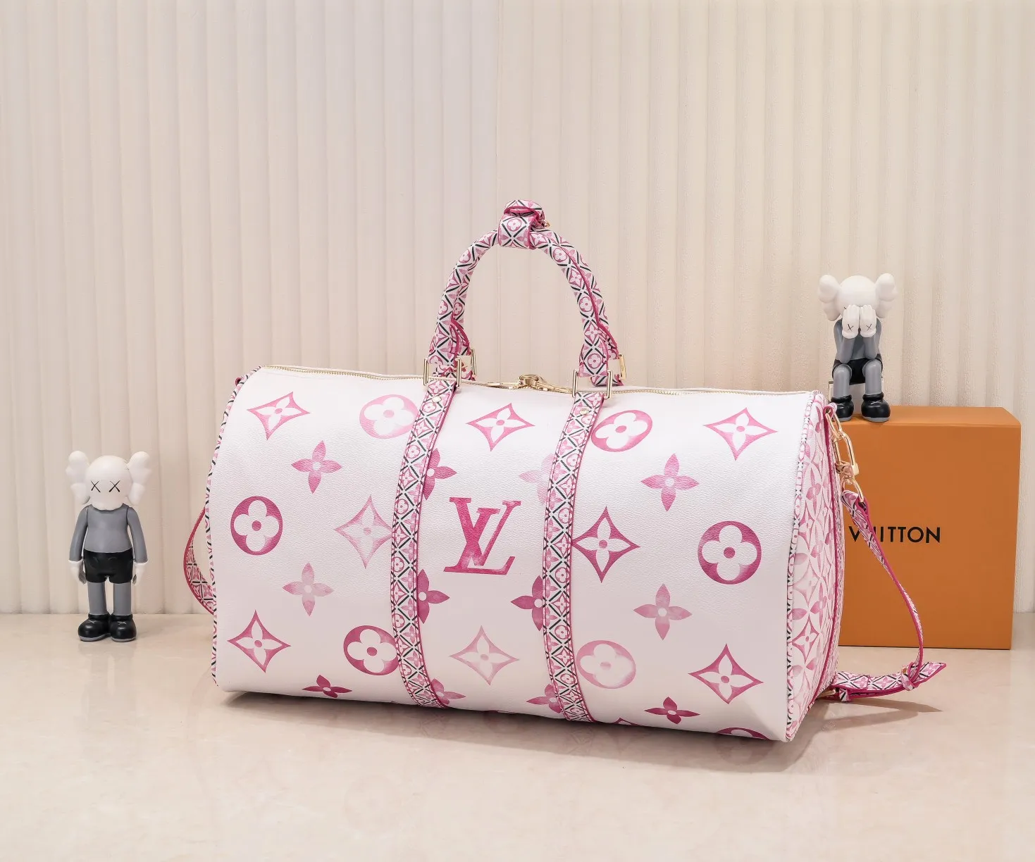 P440 M41416 10916 10254 41416 keepall is a classic in the Louis Vuitton travel bag series. This large keepall is made of monogram canvas, with a detachable leather shoulder strap and a detachable leather ID holder. Dimensions: 50.0 x 29.0 x 23.0 cm
