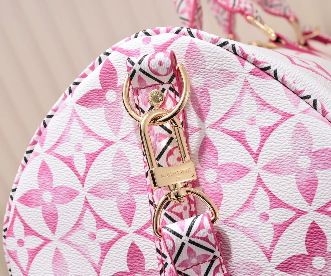 P440 M41416 10916 10254 41416 keepall is a classic in the Louis Vuitton travel bag series. This large keepall is made of monogram canvas, with a detachable leather shoulder strap and a detachable leather ID holder. Dimensions: 50.0 x 29.0 x 23.0 cm