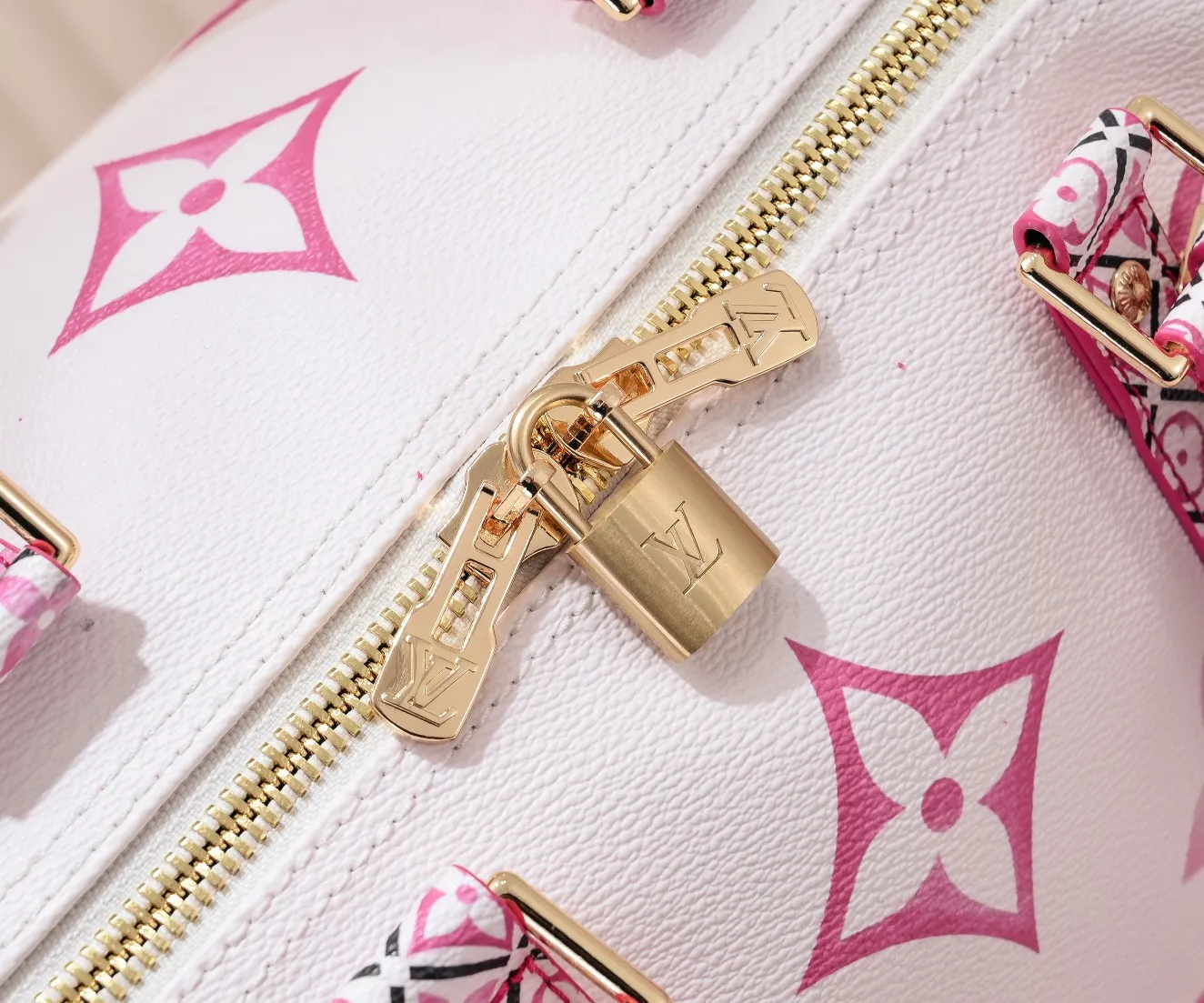P440 M41416 10916 10254 41416 keepall is a classic in the Louis Vuitton travel bag series. This large keepall is made of monogram canvas, with a detachable leather shoulder strap and a detachable leather ID holder. Dimensions: 50.0 x 29.0 x 23.0 cm