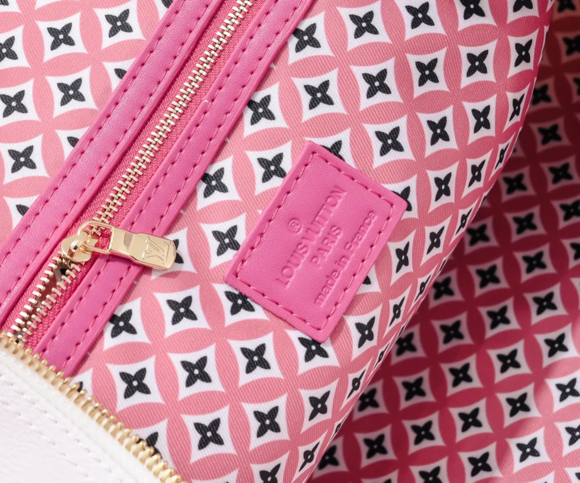 P440 M41416 10916 10254 41416 keepall is a classic in the Louis Vuitton travel bag series. This large keepall is made of monogram canvas, with a detachable leather shoulder strap and a detachable leather ID holder. Dimensions: 50.0 x 29.0 x 23.0 cm