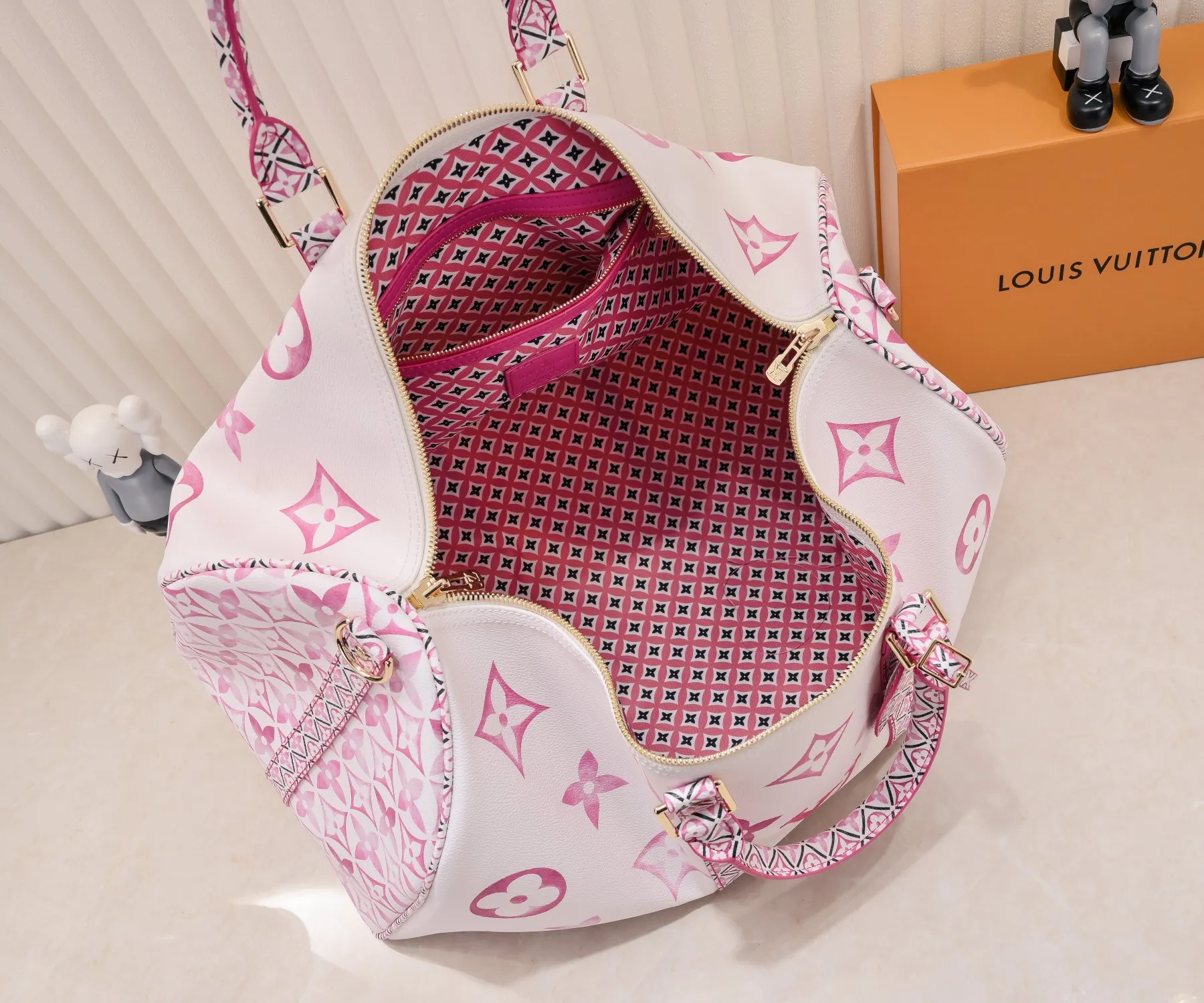 P440 M41416 10916 10254 41416 keepall is a classic in the Louis Vuitton travel bag series. This large keepall is made of monogram canvas, with a detachable leather shoulder strap and a detachable leather ID holder. Dimensions: 50.0 x 29.0 x 23.0 cm