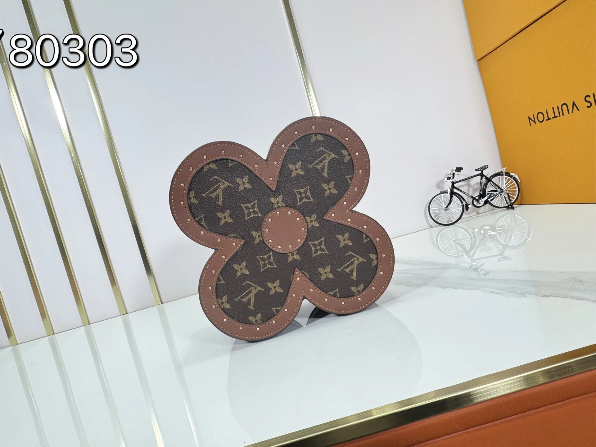 P420 M80303 Upgraded original LV four-leaf clover storage box🎁Classic presbyopia four-leaf clover shape, hot stamping rivets➕red and brown color, size 24.5×24.5×10.5