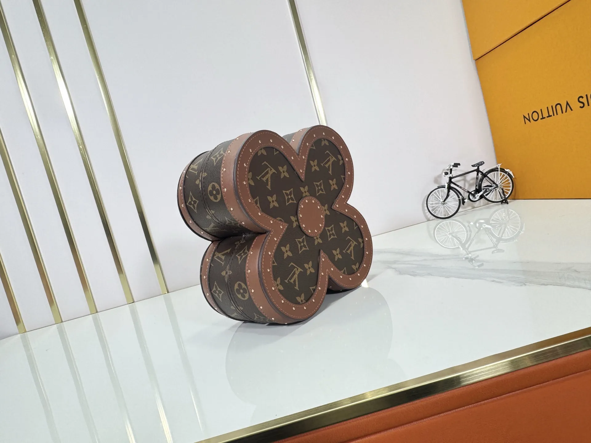 P420 M80303 Upgraded original LV four-leaf clover storage box🎁Classic presbyopia four-leaf clover shape, hot stamping rivets➕red and brown color, size 24.5×24.5×10.5