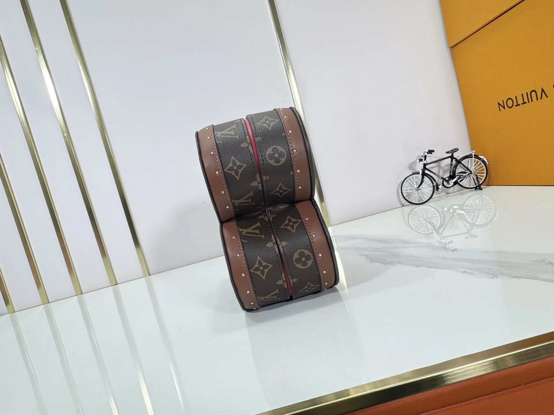 P420 M80303 Upgraded original LV four-leaf clover storage box🎁Classic presbyopia four-leaf clover shape, hot stamping rivets➕red and brown color, size 24.5×24.5×10.5