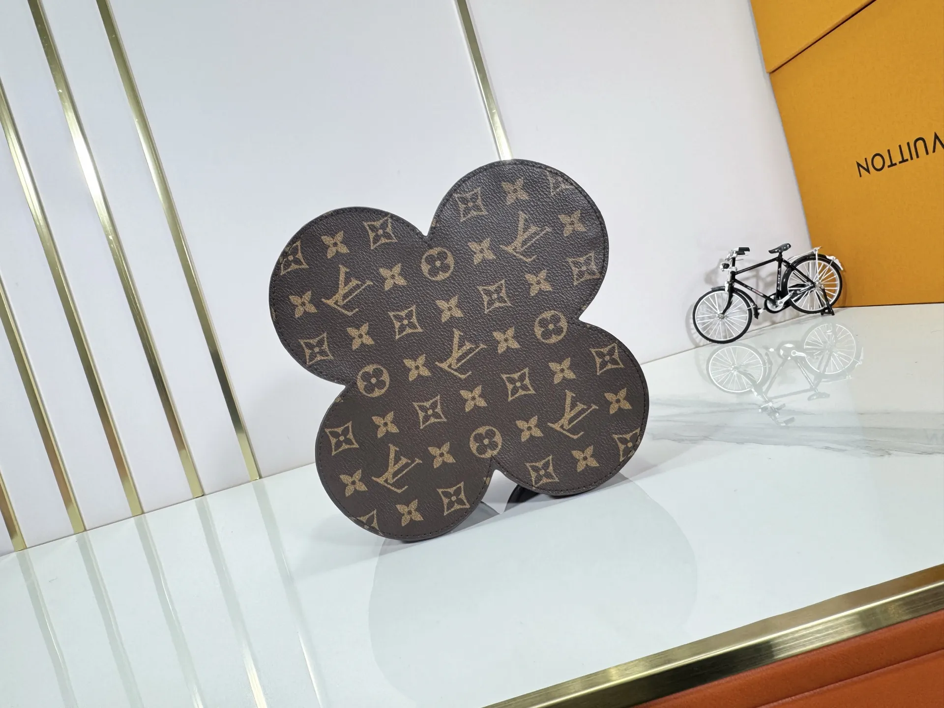 P420 M80303 Upgraded original LV four-leaf clover storage box🎁Classic presbyopia four-leaf clover shape, hot stamping rivets➕red and brown color, size 24.5×24.5×10.5