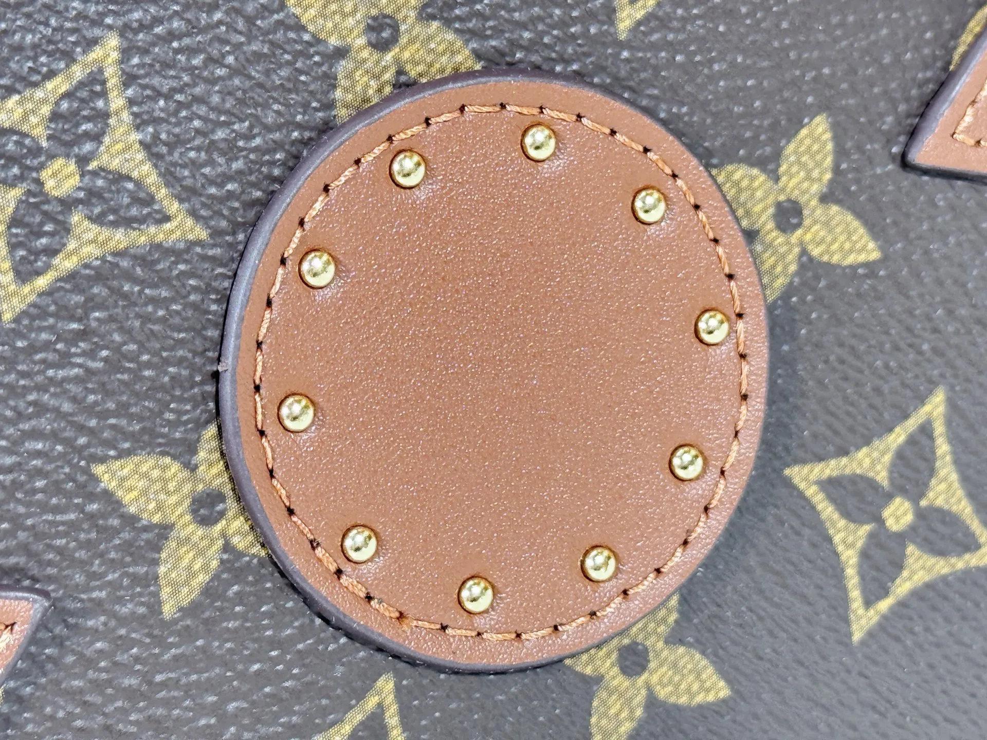 P420 M80303 Upgraded original LV four-leaf clover storage box🎁Classic presbyopia four-leaf clover shape, hot stamping rivets➕red and brown color, size 24.5×24.5×10.5