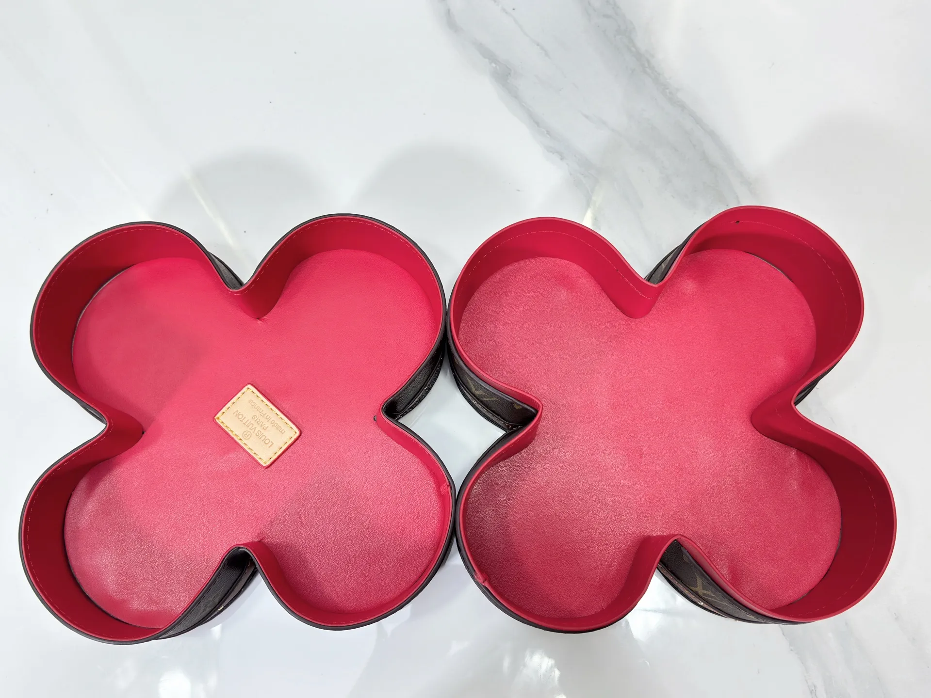 P420 M80303 Upgraded original LV four-leaf clover storage box🎁Classic presbyopia four-leaf clover shape, hot stamping rivets➕red and brown color, size 24.5×24.5×10.5