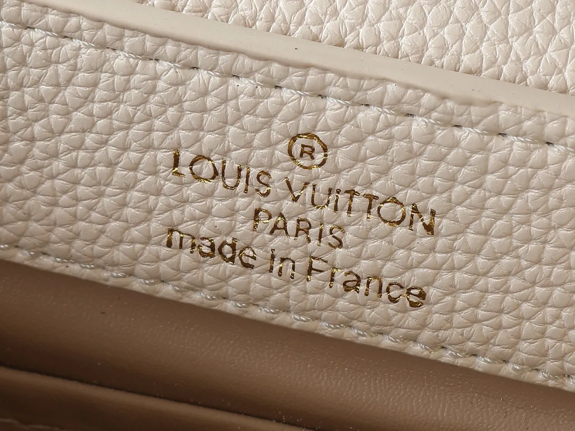 💰420💰Guangzhou goods Upgraded from the original M14381 M14970 M14393 M14972 M14971 This Harmony series launches the Capucines East West mini handbag, which uses a decorative chain to show the inspiration of the Monogram flower. Taurillon cow leather creates an exquisite structure, and the LV letters interpret the colorful brushstrokes of the Puffygram jewelry series. The flap can be folded in or out, and the inner pocket can safely store valuables. Dimensions: 22.0 x 12.0 x 8.0 cm (length x height x width)