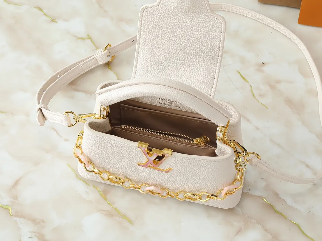 💰420💰Guangzhou goods Upgraded from the original M14381 M14970 M14393 M14972 M14971 This Harmony series launches the Capucines East West mini handbag, which uses a decorative chain to show the inspiration of the Monogram flower. Taurillon cow leather creates an exquisite structure, and the LV letters interpret the colorful brushstrokes of the Puffygram jewelry series. The flap can be folded in or out, and the inner pocket can safely store valuables. Dimensions: 22.0 x 12.0 x 8.0 cm (length x height x width)