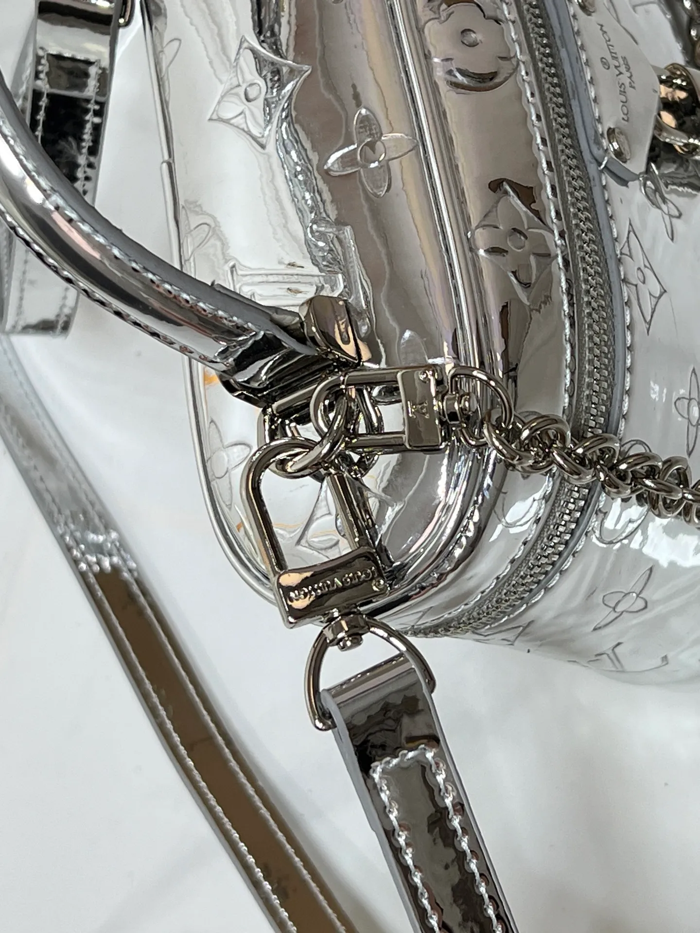 Batch 280💰M26097 M47125 This Vanity Chain Pouch handbag is from the LVSki series. It draws inspiration from the brand's traditional cosmetic cases and uses Monogram Miroir canvas to interpret the spirit of travel. The LV letter-engraved padlock, detachable shoulder strap and chain highlight the exquisite details. The Yiyi structure can easily accommodate daily necessities such as a small coin purse and sunglasses. Dimensions: 19x11.5x6.5