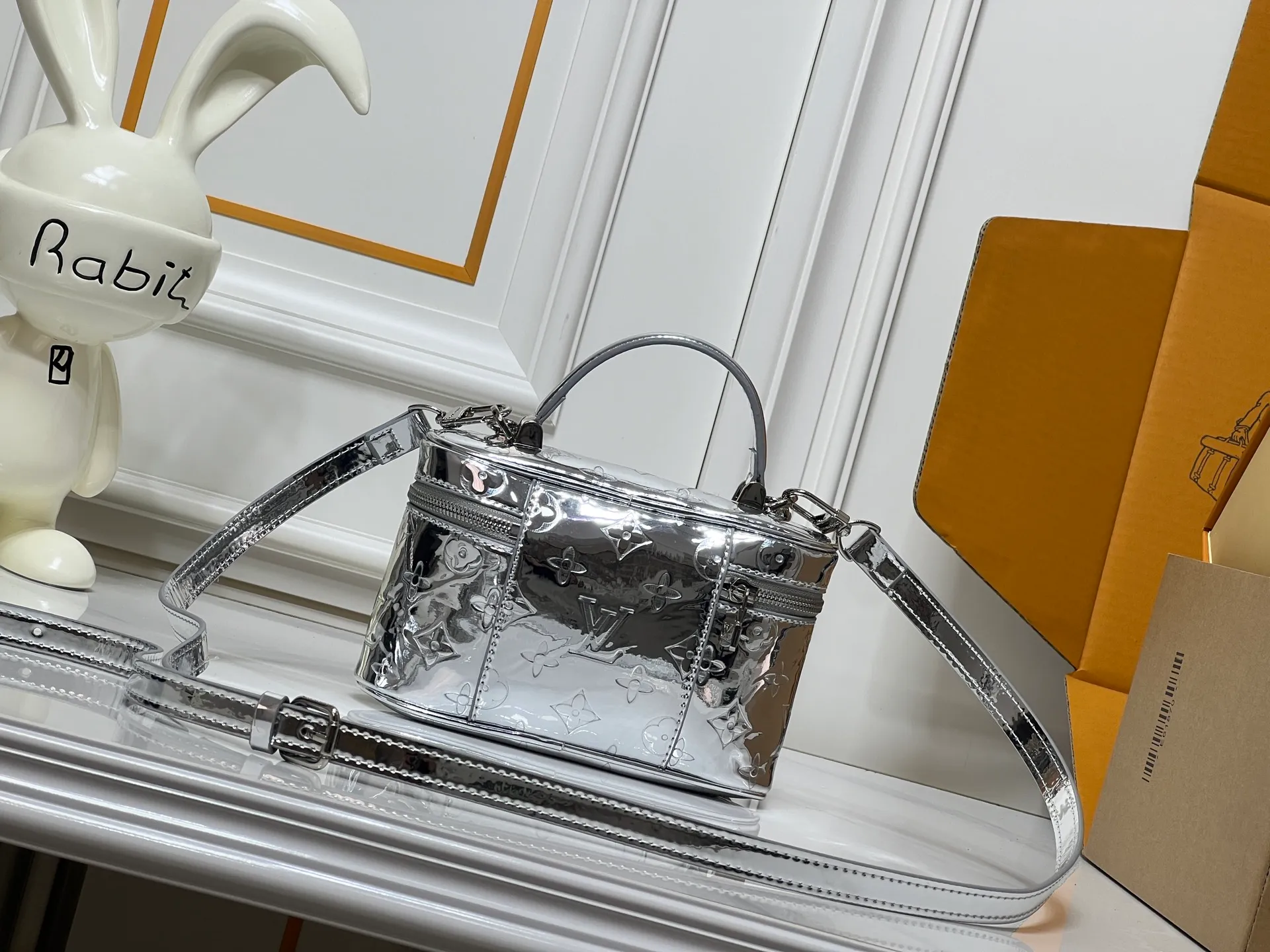 Batch 280💰M26097 M47125 This Vanity Chain Pouch handbag is from the LVSki series. It draws inspiration from the brand's traditional cosmetic cases and uses Monogram Miroir canvas to interpret the spirit of travel. The LV letter-engraved padlock, detachable shoulder strap and chain highlight the exquisite details. The Yiyi structure can easily accommodate daily necessities such as a small coin purse and sunglasses. Dimensions: 19x11.5x6.5