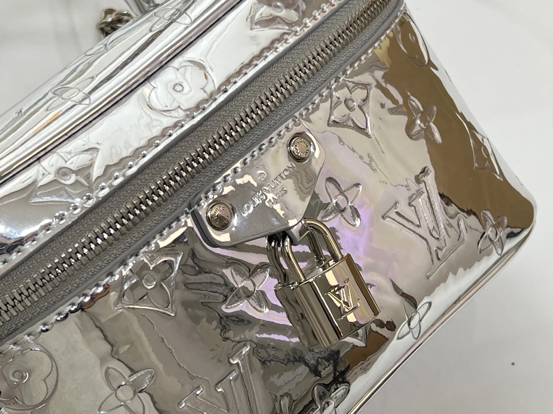Batch 280💰M26097 M47125 This Vanity Chain Pouch handbag is from the LVSki series. It draws inspiration from the brand's traditional cosmetic cases and uses Monogram Miroir canvas to interpret the spirit of travel. The LV letter-engraved padlock, detachable shoulder strap and chain highlight the exquisite details. The Yiyi structure can easily accommodate daily necessities such as a small coin purse and sunglasses. Dimensions: 19x11.5x6.5