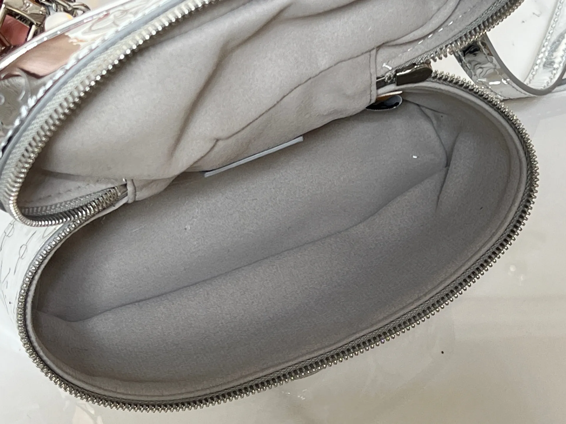 Batch 280💰M26097 M47125 This Vanity Chain Pouch handbag is from the LVSki series. It draws inspiration from the brand's traditional cosmetic cases and uses Monogram Miroir canvas to interpret the spirit of travel. The LV letter-engraved padlock, detachable shoulder strap and chain highlight the exquisite details. The Yiyi structure can easily accommodate daily necessities such as a small coin purse and sunglasses. Dimensions: 19x11.5x6.5
