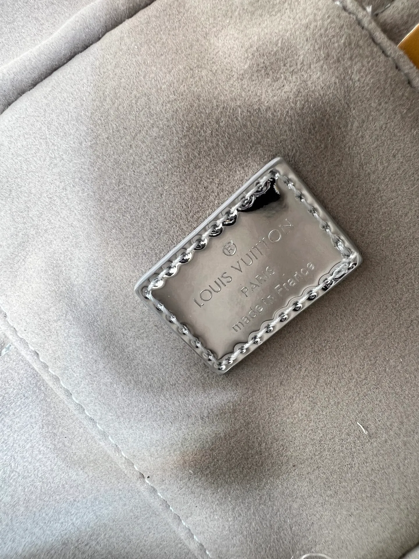 Batch 280💰M26097 M47125 This Vanity Chain Pouch handbag is from the LVSki series. It draws inspiration from the brand's traditional cosmetic cases and uses Monogram Miroir canvas to interpret the spirit of travel. The LV letter-engraved padlock, detachable shoulder strap and chain highlight the exquisite details. The Yiyi structure can easily accommodate daily necessities such as a small coin purse and sunglasses. Dimensions: 19x11.5x6.5