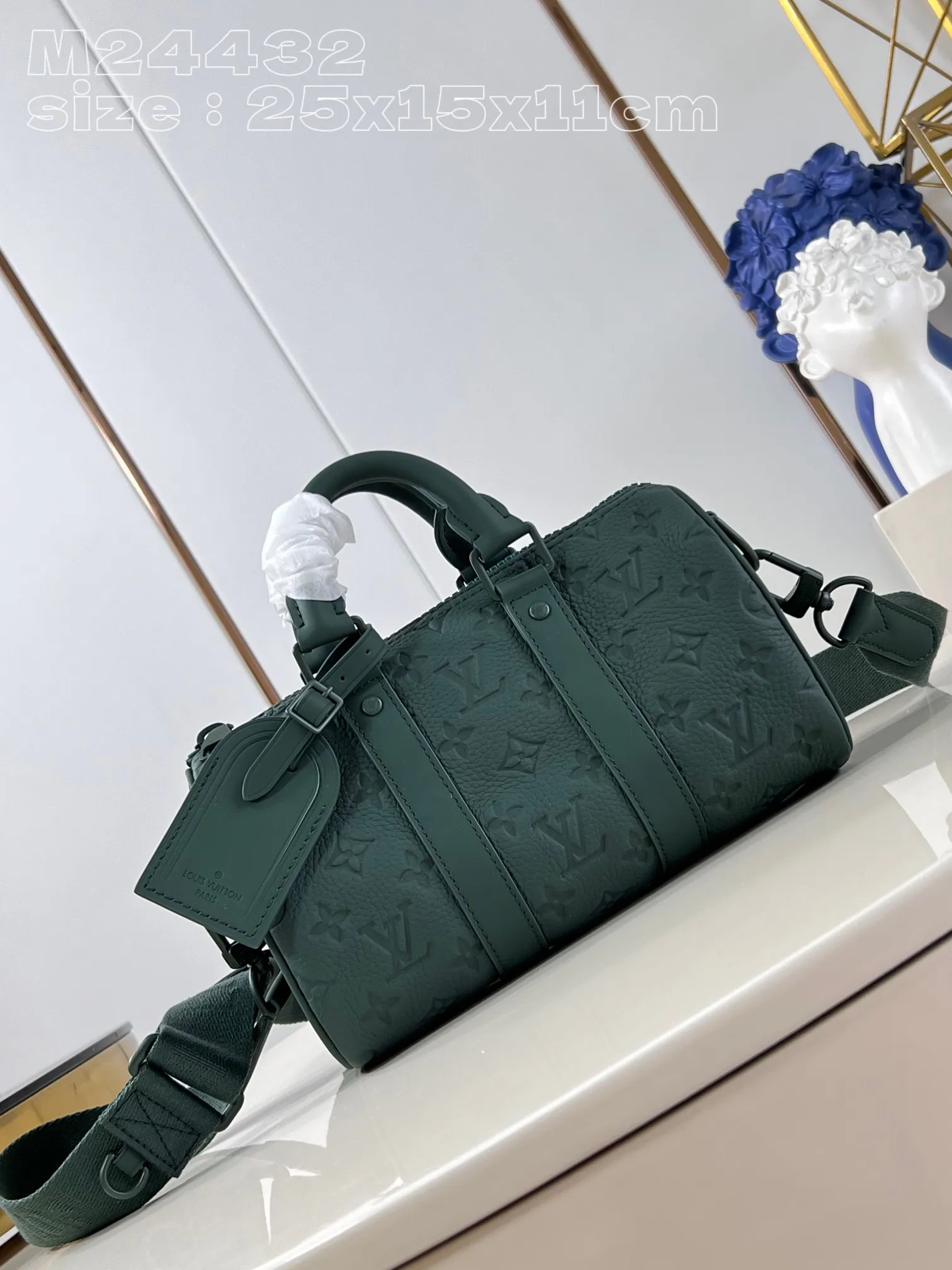 💰980 (top-grain leather) Top-quality original individual real shot M24432 Green】The classic Keepall travel bag is cut into a compact shape from soft Monogram embossed Taurillon leather in 2024. It is darkly dyed to present rich tones, expressing the inspiration of the outdoor beauty. A Louis Vuitton-signed shoulder strap adds another signature touch. 25 x 15 x 11 cm (length x height x width)