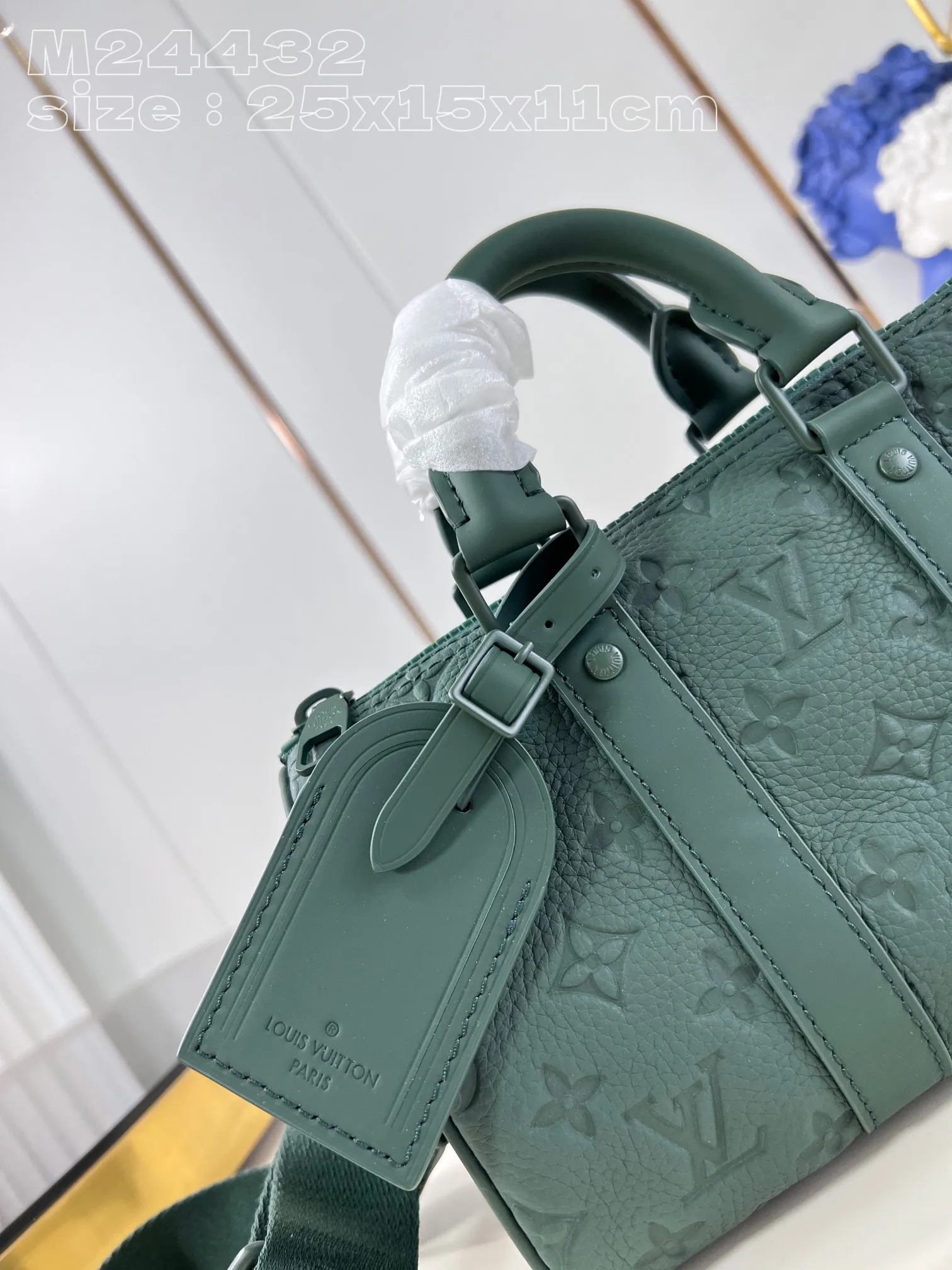 💰980 (top-grain leather) Top-quality original individual real shot M24432 Green】The classic Keepall travel bag is cut into a compact shape from soft Monogram embossed Taurillon leather in 2024. It is darkly dyed to present rich tones, expressing the inspiration of the outdoor beauty. A Louis Vuitton-signed shoulder strap adds another signature touch. 25 x 15 x 11 cm (length x height x width)