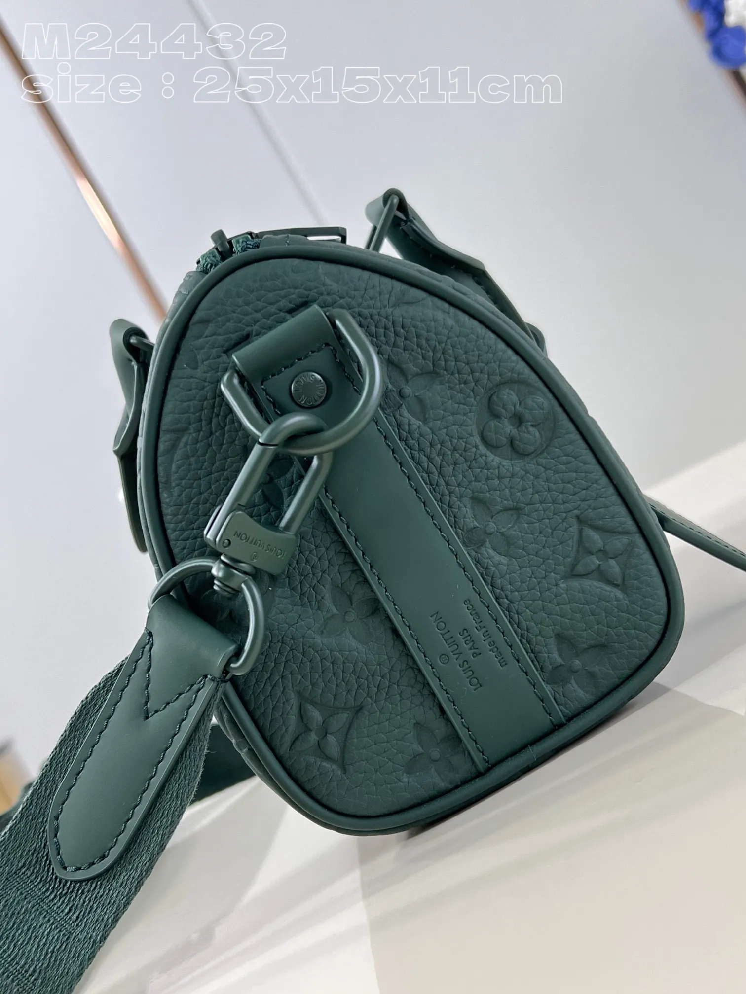 💰980 (top-grain leather) Top-quality original individual real shot M24432 Green】The classic Keepall travel bag is cut into a compact shape from soft Monogram embossed Taurillon leather in 2024. It is darkly dyed to present rich tones, expressing the inspiration of the outdoor beauty. A Louis Vuitton-signed shoulder strap adds another signature touch. 25 x 15 x 11 cm (length x height x width)