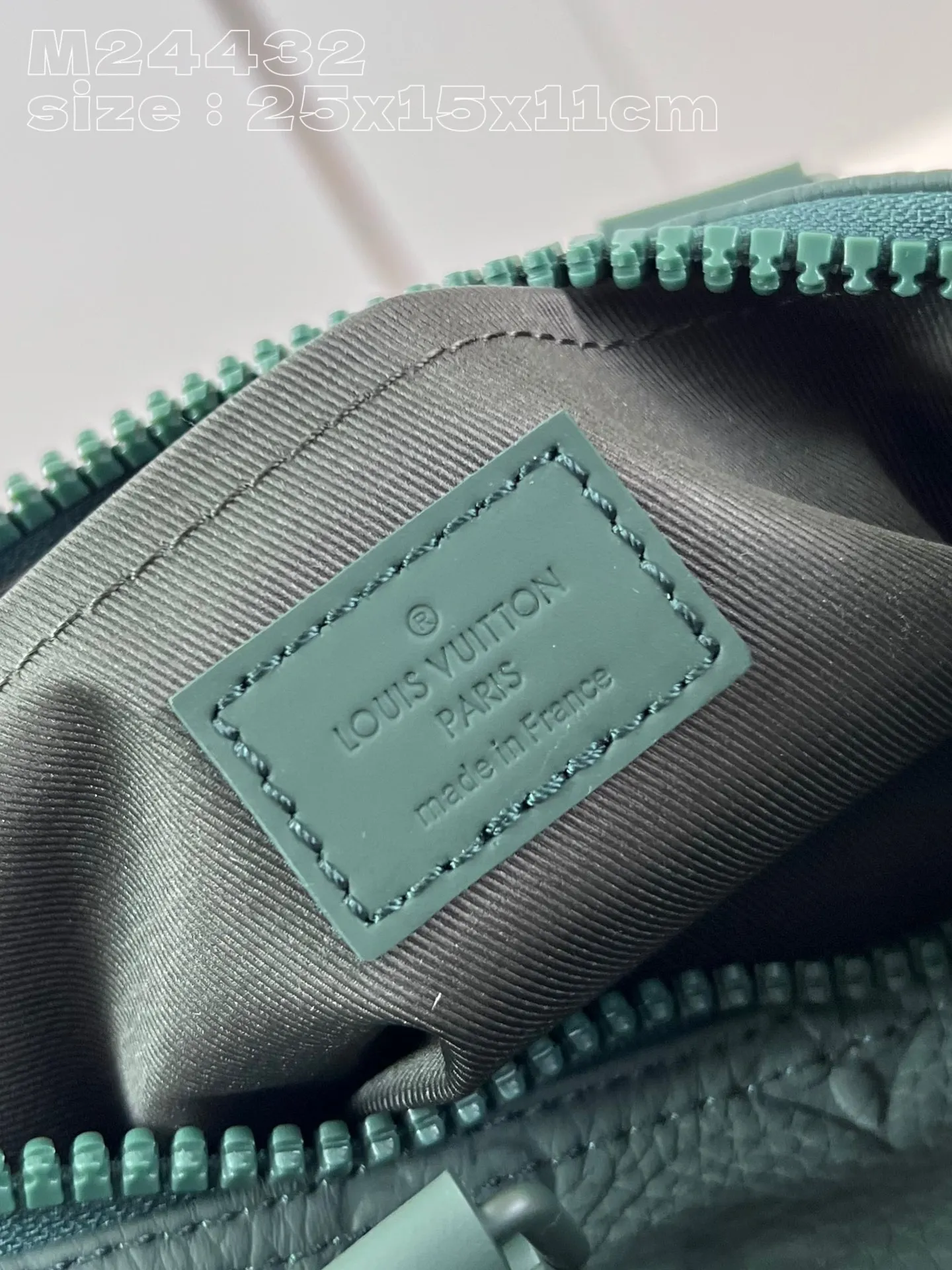 💰980 (top-grain leather) Top-quality original individual real shot M24432 Green】The classic Keepall travel bag is cut into a compact shape from soft Monogram embossed Taurillon leather in 2024. It is darkly dyed to present rich tones, expressing the inspiration of the outdoor beauty. A Louis Vuitton-signed shoulder strap adds another signature touch. 25 x 15 x 11 cm (length x height x width)