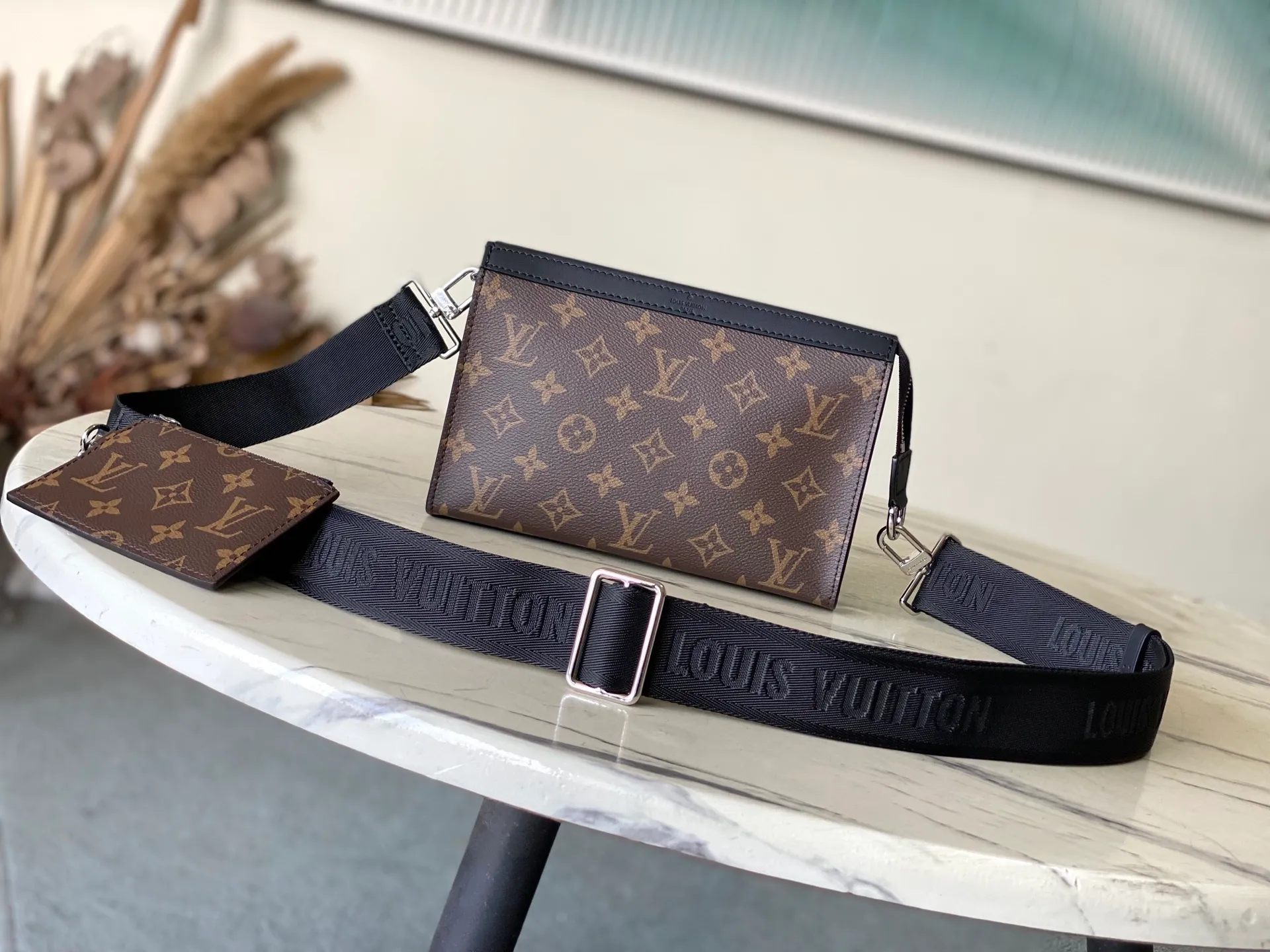 💰720 Top Original M14036 Presbyopic Gaston Wearable Wallet handbag is derived from the Pochette Voyage clutch. It is cut into a suitable size with Monogram Shadow leather and can accommodate mobile phones and other travel needs. The removable and adjustable shoulder strap features a removable card holder, ideal for holding contactless payment devices or transit cards. Dimensions: 22 x 14.5 x 4.5 cm