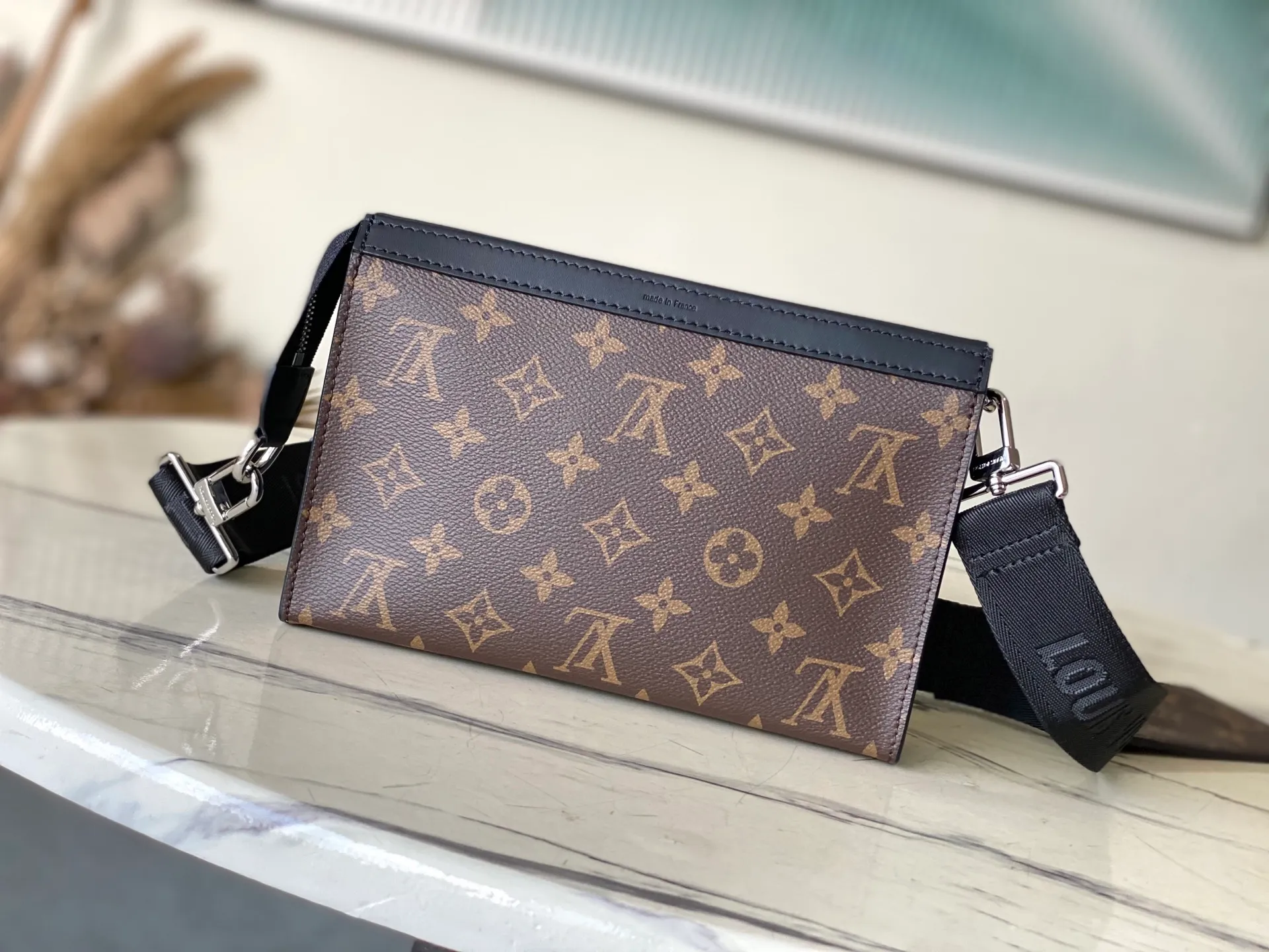💰720 Top Original M14036 Presbyopic Gaston Wearable Wallet handbag is derived from the Pochette Voyage clutch. It is cut into a suitable size with Monogram Shadow leather and can accommodate mobile phones and other travel needs. The removable and adjustable shoulder strap features a removable card holder, ideal for holding contactless payment devices or transit cards. Dimensions: 22 x 14.5 x 4.5 cm