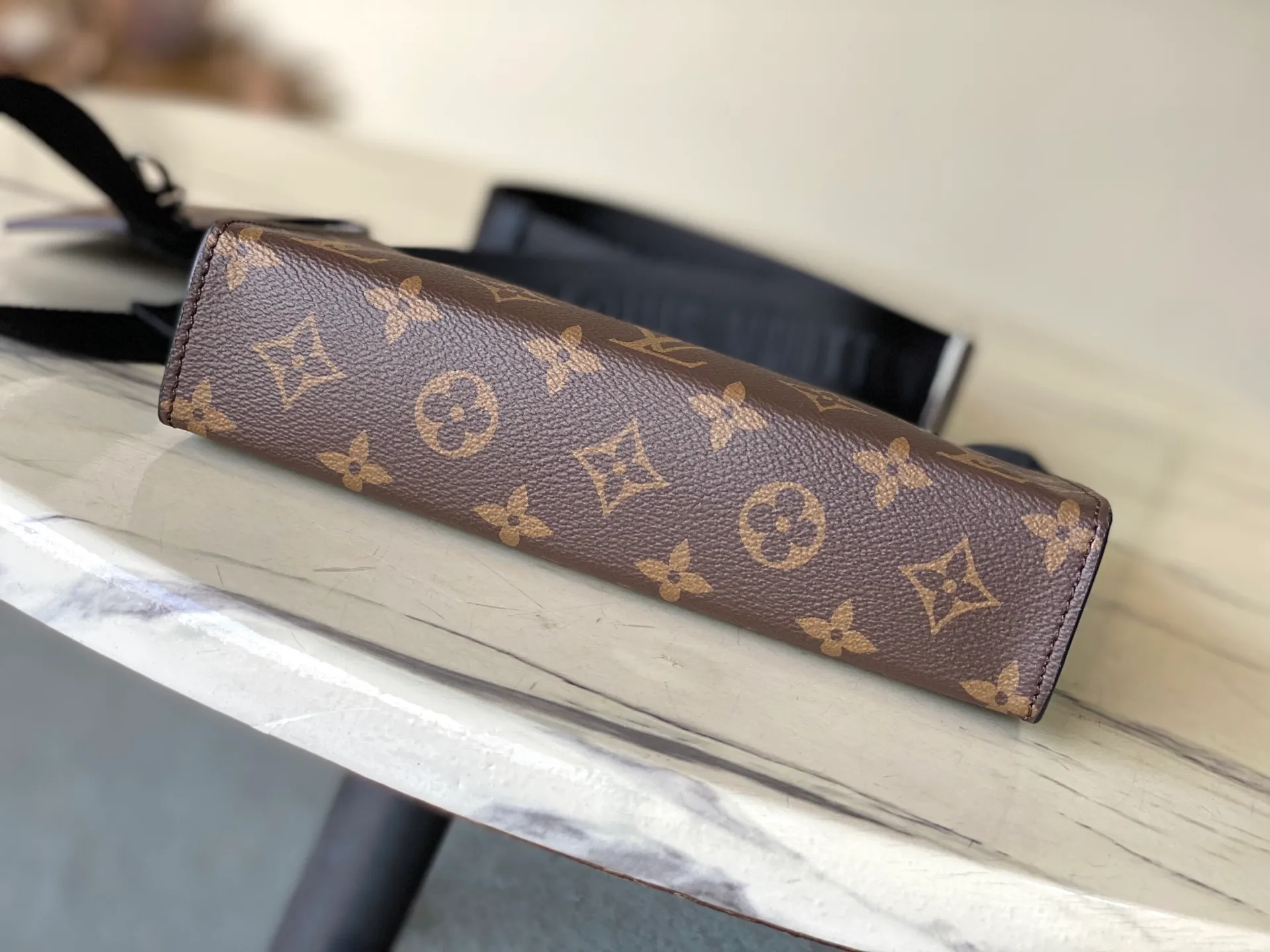 💰720 Top Original M14036 Presbyopic Gaston Wearable Wallet handbag is derived from the Pochette Voyage clutch. It is cut into a suitable size with Monogram Shadow leather and can accommodate mobile phones and other travel needs. The removable and adjustable shoulder strap features a removable card holder, ideal for holding contactless payment devices or transit cards. Dimensions: 22 x 14.5 x 4.5 cm