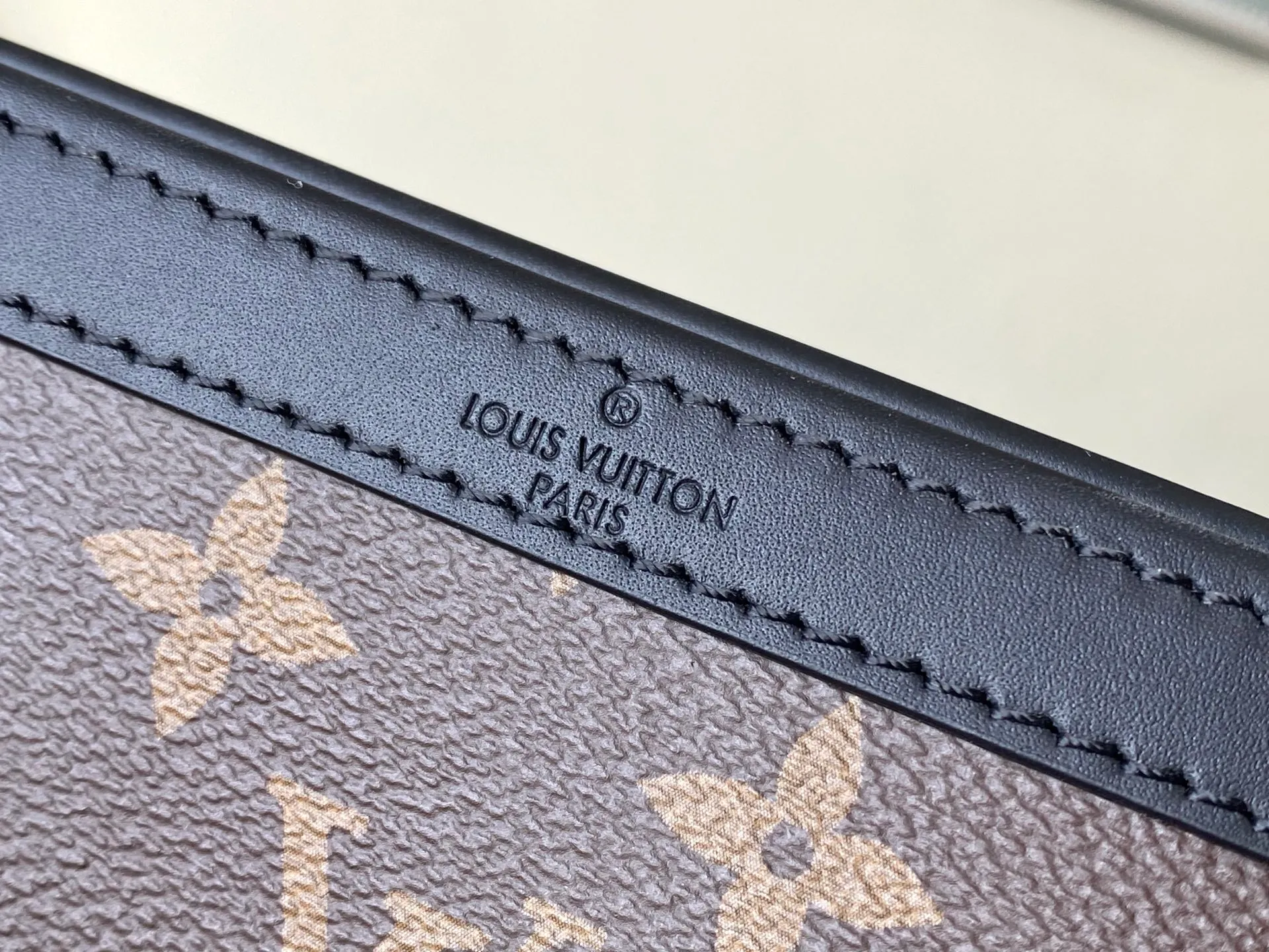 💰720 Top Original M14036 Presbyopic Gaston Wearable Wallet handbag is derived from the Pochette Voyage clutch. It is cut into a suitable size with Monogram Shadow leather and can accommodate mobile phones and other travel needs. The removable and adjustable shoulder strap features a removable card holder, ideal for holding contactless payment devices or transit cards. Dimensions: 22 x 14.5 x 4.5 cm