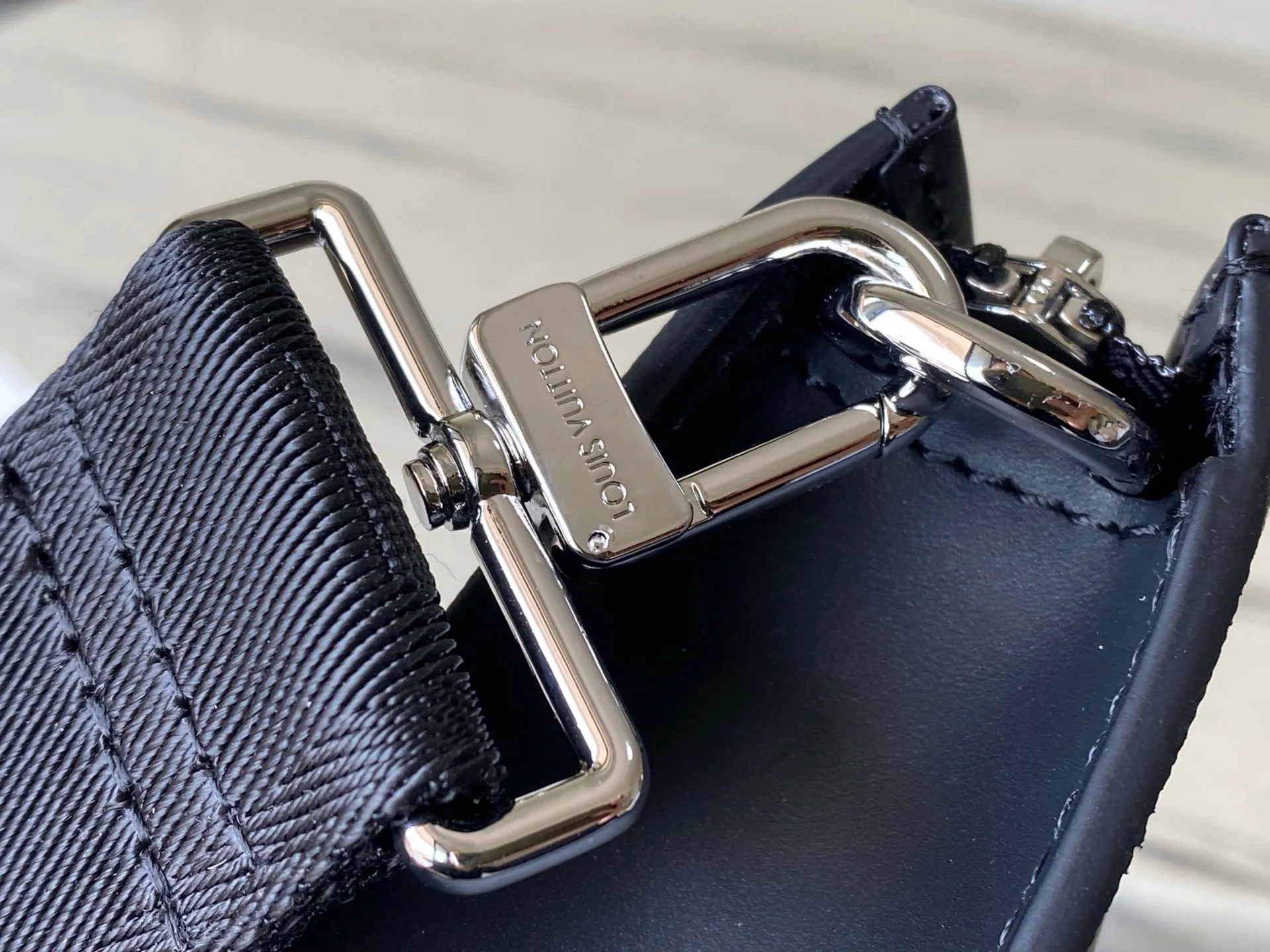 💰720 Top Original M14036 Presbyopic Gaston Wearable Wallet handbag is derived from the Pochette Voyage clutch. It is cut into a suitable size with Monogram Shadow leather and can accommodate mobile phones and other travel needs. The removable and adjustable shoulder strap features a removable card holder, ideal for holding contactless payment devices or transit cards. Dimensions: 22 x 14.5 x 4.5 cm