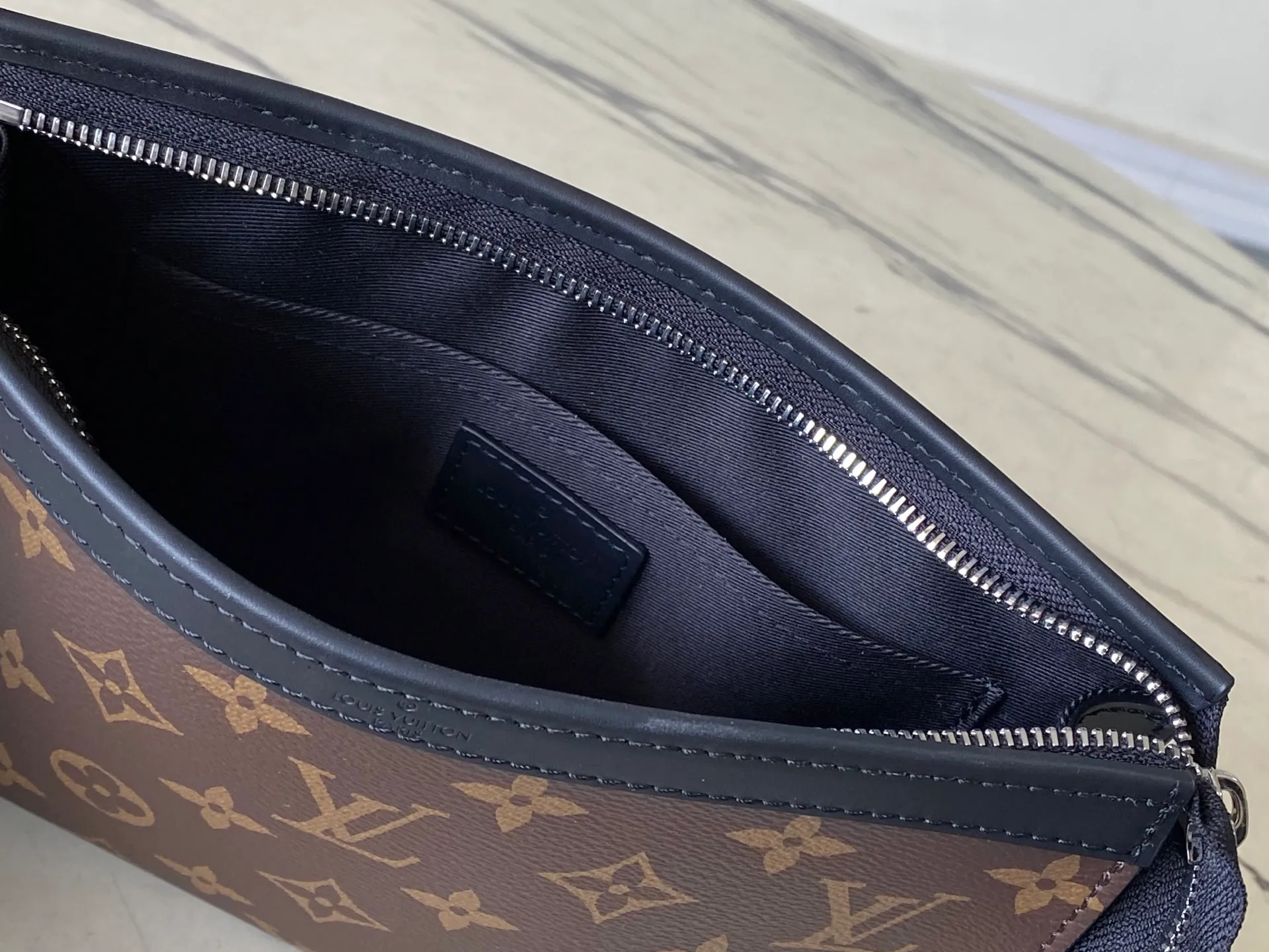 💰720 Top Original M14036 Presbyopic Gaston Wearable Wallet handbag is derived from the Pochette Voyage clutch. It is cut into a suitable size with Monogram Shadow leather and can accommodate mobile phones and other travel needs. The removable and adjustable shoulder strap features a removable card holder, ideal for holding contactless payment devices or transit cards. Dimensions: 22 x 14.5 x 4.5 cm