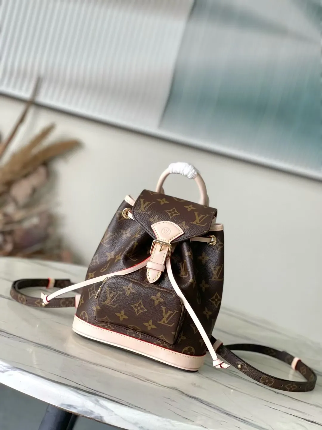 💰980 Top Original M11199 This Montsouris mini backpack is made of Monogram coated canvas with cow leather trim, and the cow leather bottom creates a sophisticated structure. Top handles and adjustable leather straps allow for on-trend style, while a drawstring and magnetic closure ensure secure storage. Dimensions: 24 × 25 × 12 cm
