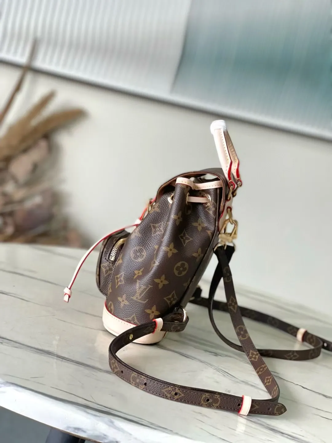 💰980 Top Original M11199 This Montsouris mini backpack is made of Monogram coated canvas with cow leather trim, and the cow leather bottom creates a sophisticated structure. Top handles and adjustable leather straps allow for on-trend style, while a drawstring and magnetic closure ensure secure storage. Dimensions: 24 × 25 × 12 cm