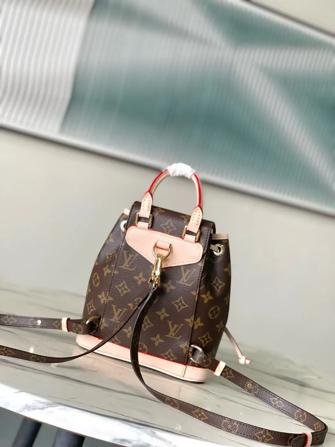 💰980 Top Original M11199 This Montsouris mini backpack is made of Monogram coated canvas with cow leather trim, and the cow leather bottom creates a sophisticated structure. Top handles and adjustable leather straps allow for on-trend style, while a drawstring and magnetic closure ensure secure storage. Dimensions: 24 × 25 × 12 cm