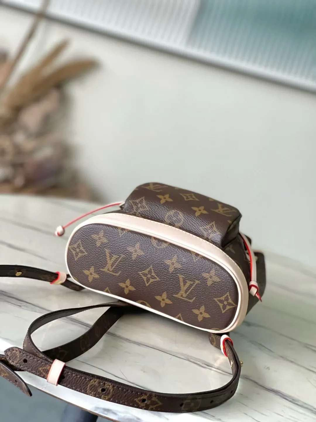 💰980 Top Original M11199 This Montsouris mini backpack is made of Monogram coated canvas with cow leather trim, and the cow leather bottom creates a sophisticated structure. Top handles and adjustable leather straps allow for on-trend style, while a drawstring and magnetic closure ensure secure storage. Dimensions: 24 × 25 × 12 cm