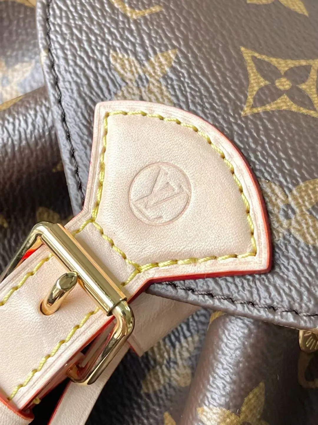 💰980 Top Original M11199 This Montsouris mini backpack is made of Monogram coated canvas with cow leather trim, and the cow leather bottom creates a sophisticated structure. Top handles and adjustable leather straps allow for on-trend style, while a drawstring and magnetic closure ensure secure storage. Dimensions: 24 × 25 × 12 cm