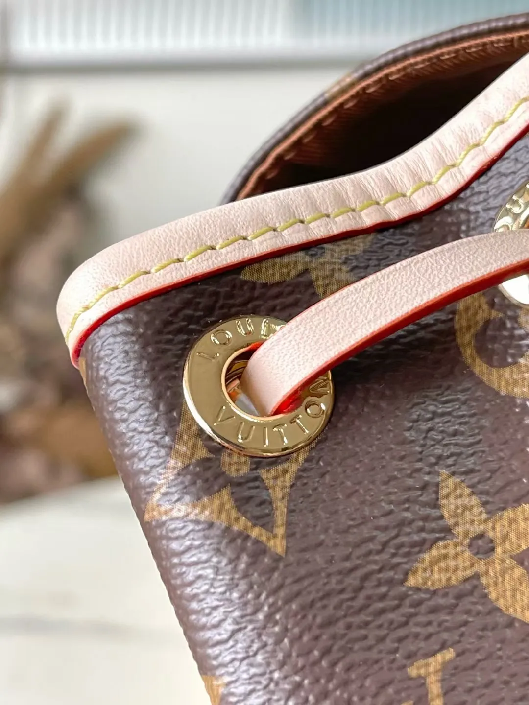 💰980 Top Original M11199 This Montsouris mini backpack is made of Monogram coated canvas with cow leather trim, and the cow leather bottom creates a sophisticated structure. Top handles and adjustable leather straps allow for on-trend style, while a drawstring and magnetic closure ensure secure storage. Dimensions: 24 × 25 × 12 cm