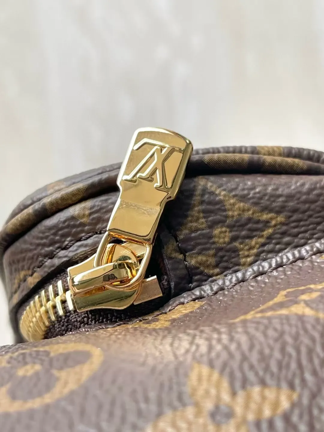 💰980 Top Original M11199 This Montsouris mini backpack is made of Monogram coated canvas with cow leather trim, and the cow leather bottom creates a sophisticated structure. Top handles and adjustable leather straps allow for on-trend style, while a drawstring and magnetic closure ensure secure storage. Dimensions: 24 × 25 × 12 cm