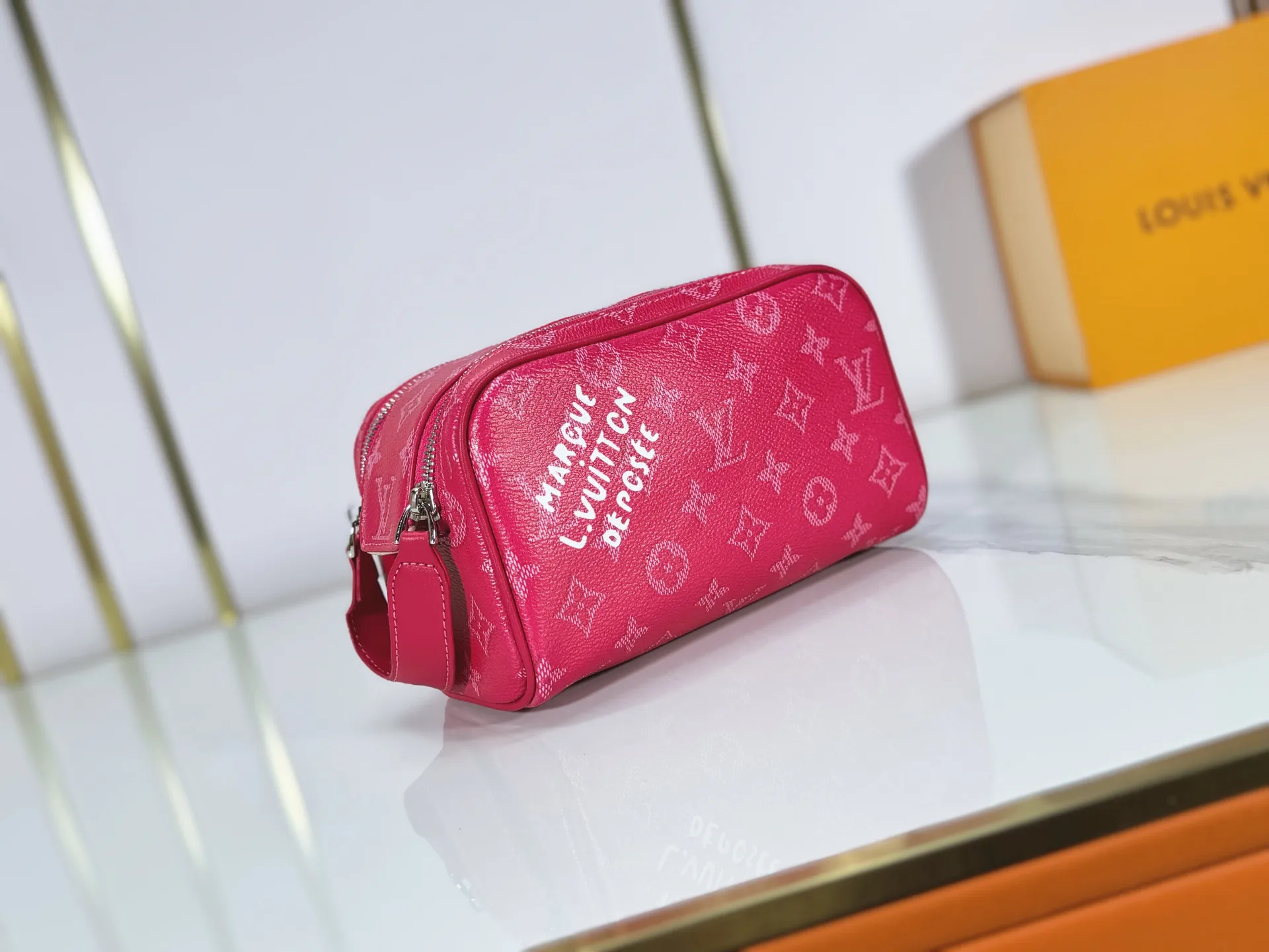 P180 Upgraded original M26872 M27158 M26871 M26870 This Dopp Kit mini toiletry bag is made of brightly colored Monogram Heritage coated canvas with cow leather details. The double-zipper wide-mouth closure makes it easy to access toiletries, and the washable fabric lining adds functionality. Dimensions: 20 x 13 x 12 (cm) ((length x height x width)