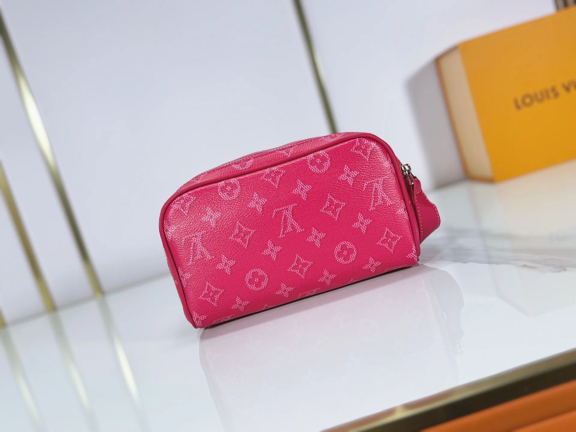 P180 Upgraded original M26872 M27158 M26871 M26870 This Dopp Kit mini toiletry bag is made of brightly colored Monogram Heritage coated canvas with cow leather details. The double-zipper wide-mouth closure makes it easy to access toiletries, and the washable fabric lining adds functionality. Dimensions: 20 x 13 x 12 (cm) ((length x height x width)