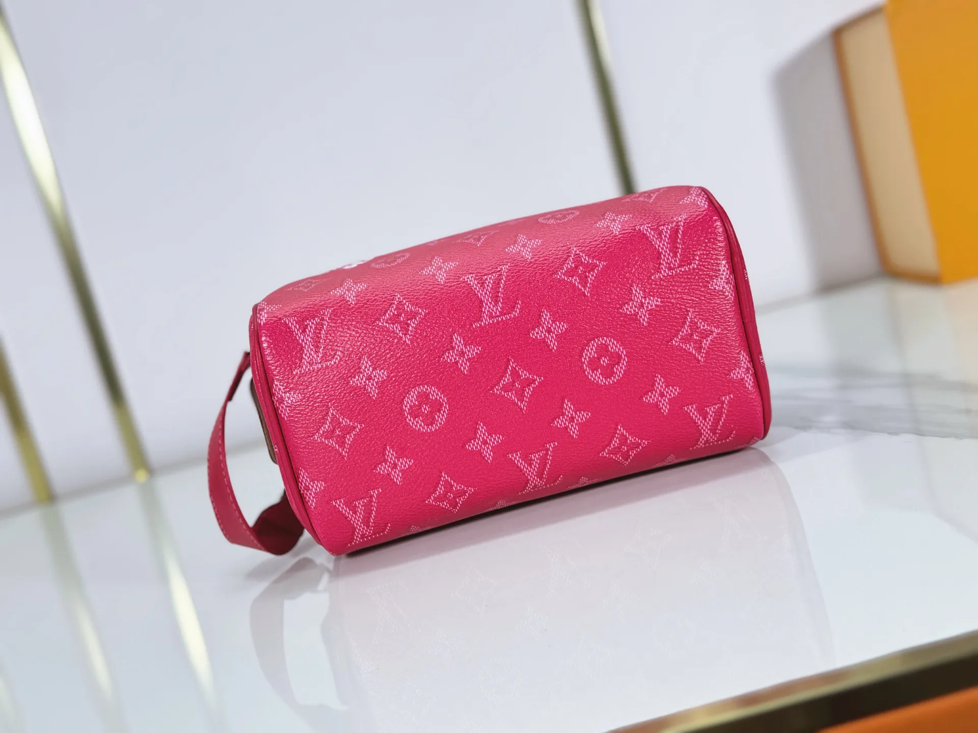 P180 Upgraded original M26872 M27158 M26871 M26870 This Dopp Kit mini toiletry bag is made of brightly colored Monogram Heritage coated canvas with cow leather details. The double-zipper wide-mouth closure makes it easy to access toiletries, and the washable fabric lining adds functionality. Dimensions: 20 x 13 x 12 (cm) ((length x height x width)