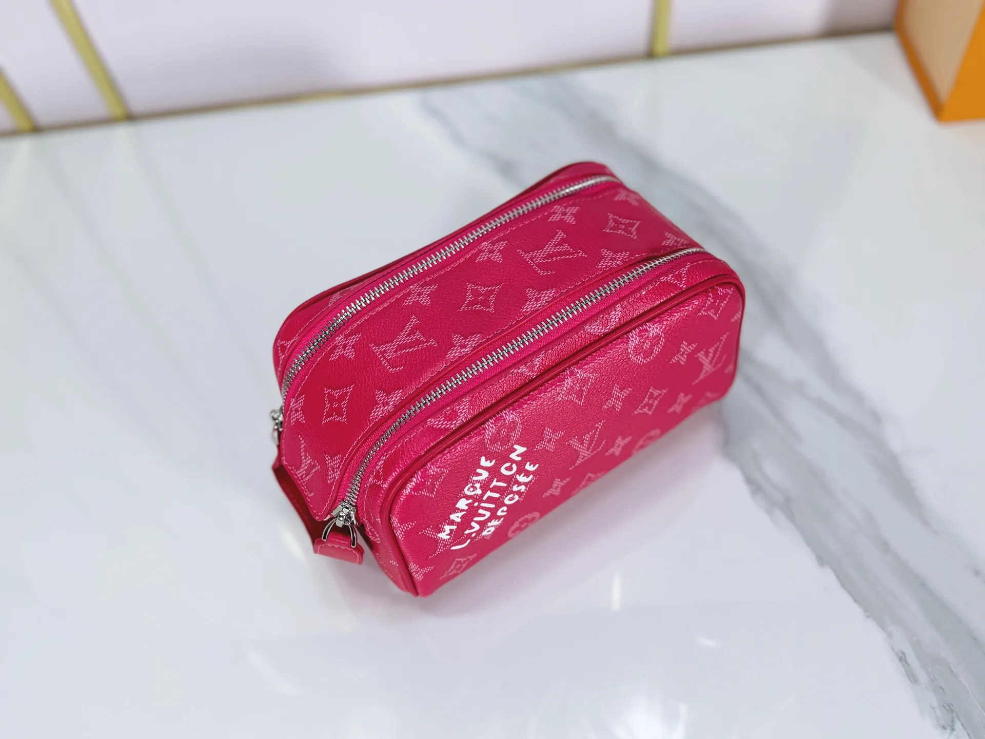 P180 Upgraded original M26872 M27158 M26871 M26870 This Dopp Kit mini toiletry bag is made of brightly colored Monogram Heritage coated canvas with cow leather details. The double-zipper wide-mouth closure makes it easy to access toiletries, and the washable fabric lining adds functionality. Dimensions: 20 x 13 x 12 (cm) ((length x height x width)
