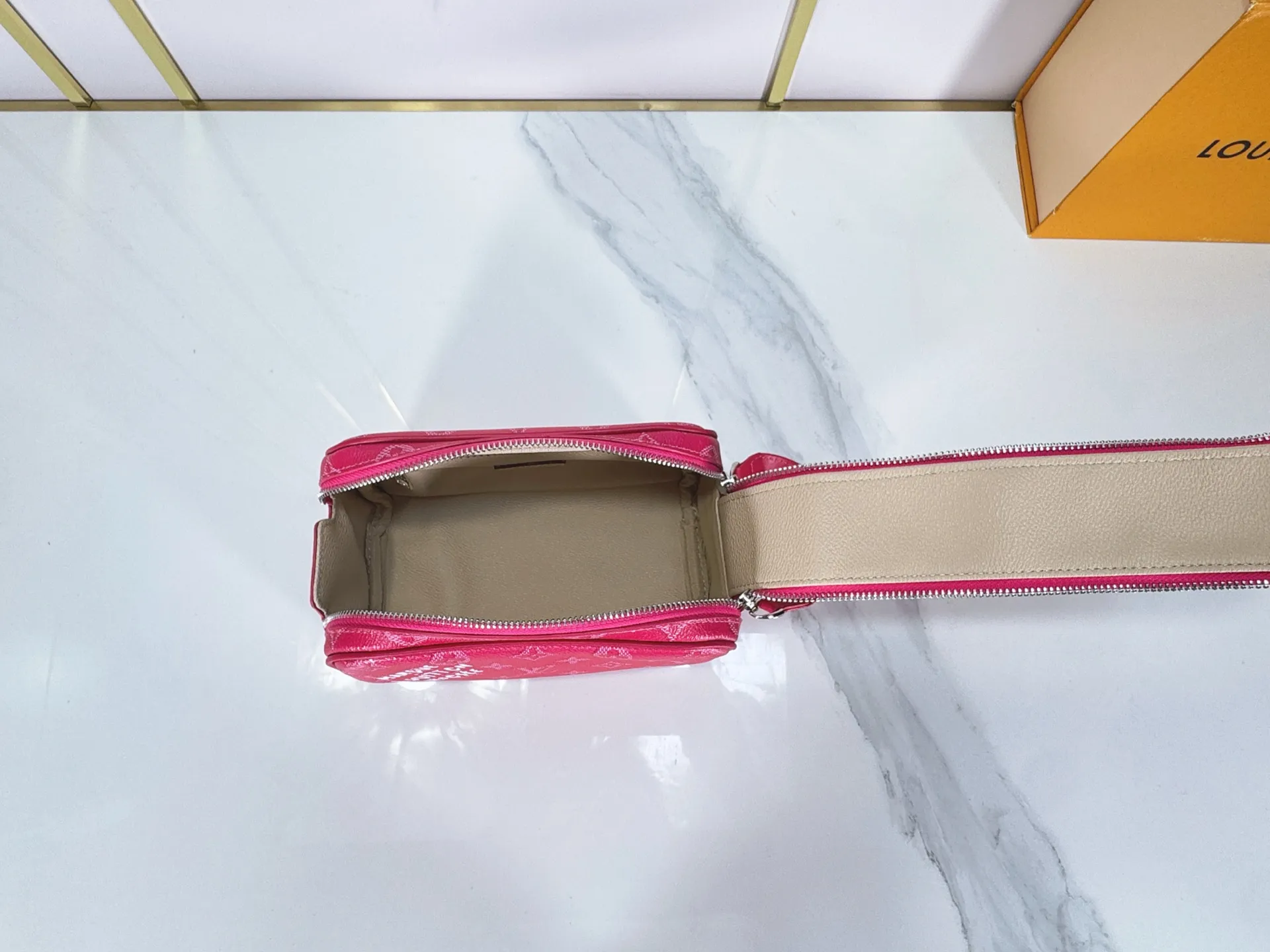 P180 Upgraded original M26872 M27158 M26871 M26870 This Dopp Kit mini toiletry bag is made of brightly colored Monogram Heritage coated canvas with cow leather details. The double-zipper wide-mouth closure makes it easy to access toiletries, and the washable fabric lining adds functionality. Dimensions: 20 x 13 x 12 (cm) ((length x height x width)