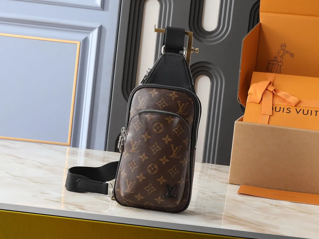 💰240💰Upgraded from the original M11703 M47137. This Avenue small shoulder bag is made of Monogram Eclipse coated canvas and explores the trend of cross-body travel with its exquisite configuration. An interior pocket in the main compartment ensures secure storage, while an exterior zippered pocket provides easy access to frequently used items. There is a triangular zipper pocket where the shoulder strap connects to the handbag. 16.0 x 33.0 x 5.7 cm (length x height x width)