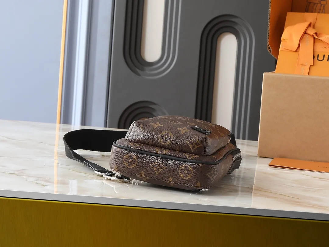💰240💰Upgraded from the original M11703 M47137. This Avenue small shoulder bag is made of Monogram Eclipse coated canvas and explores the trend of cross-body travel with its exquisite configuration. An interior pocket in the main compartment ensures secure storage, while an exterior zippered pocket provides easy access to frequently used items. There is a triangular zipper pocket where the shoulder strap connects to the handbag. 16.0 x 33.0 x 5.7 cm (length x height x width)