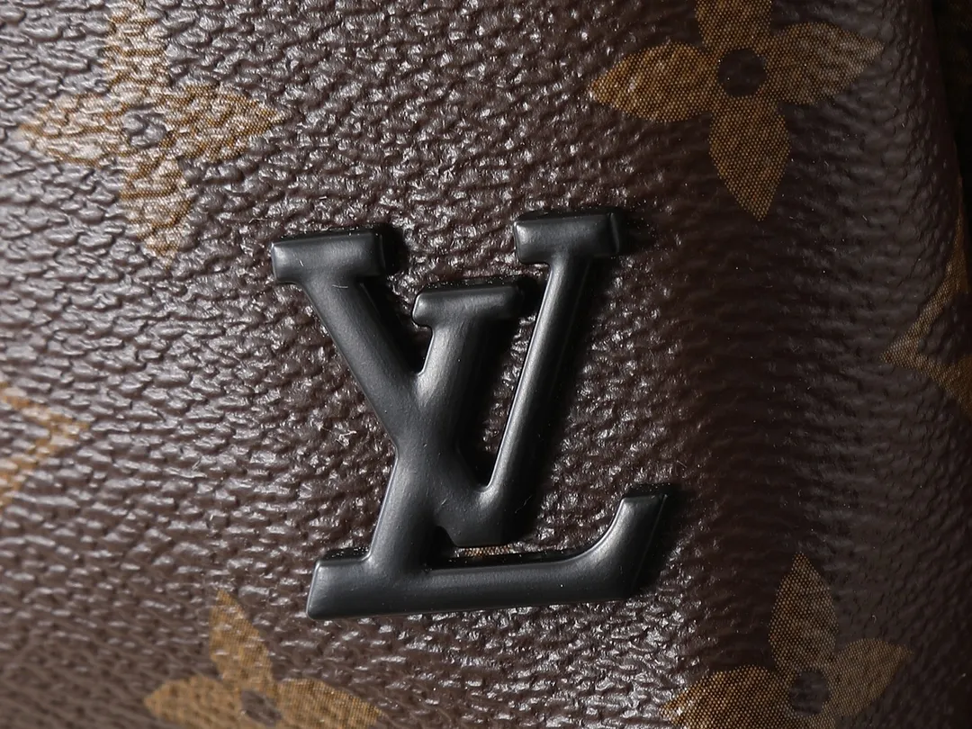 💰240💰Upgraded from the original M11703 M47137. This Avenue small shoulder bag is made of Monogram Eclipse coated canvas and explores the trend of cross-body travel with its exquisite configuration. An interior pocket in the main compartment ensures secure storage, while an exterior zippered pocket provides easy access to frequently used items. There is a triangular zipper pocket where the shoulder strap connects to the handbag. 16.0 x 33.0 x 5.7 cm (length x height x width)