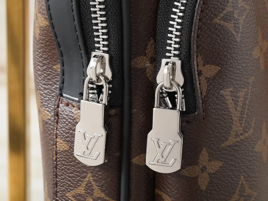 💰240💰Upgraded from the original M11703 M47137. This Avenue small shoulder bag is made of Monogram Eclipse coated canvas and explores the trend of cross-body travel with its exquisite configuration. An interior pocket in the main compartment ensures secure storage, while an exterior zippered pocket provides easy access to frequently used items. There is a triangular zipper pocket where the shoulder strap connects to the handbag. 16.0 x 33.0 x 5.7 cm (length x height x width)