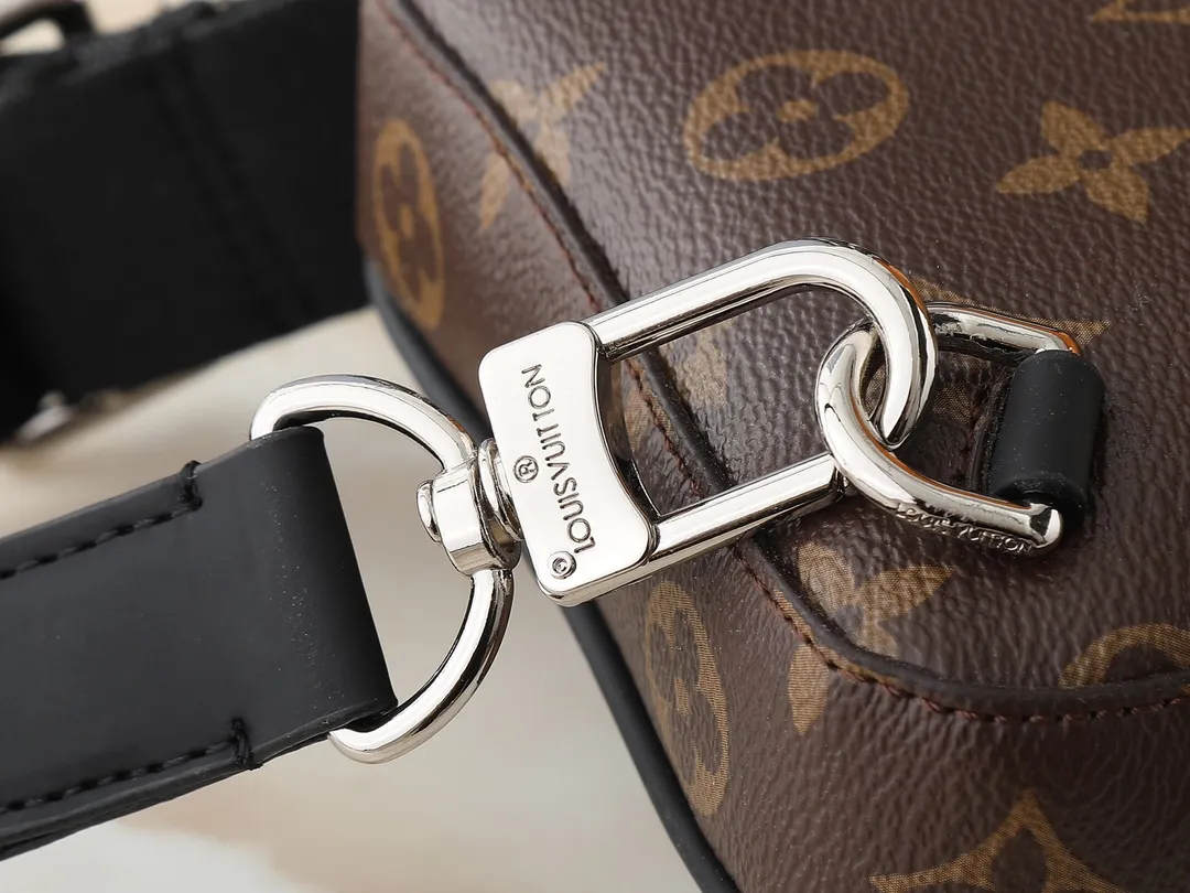 💰240💰Upgraded from the original M11703 M47137. This Avenue small shoulder bag is made of Monogram Eclipse coated canvas and explores the trend of cross-body travel with its exquisite configuration. An interior pocket in the main compartment ensures secure storage, while an exterior zippered pocket provides easy access to frequently used items. There is a triangular zipper pocket where the shoulder strap connects to the handbag. 16.0 x 33.0 x 5.7 cm (length x height x width)