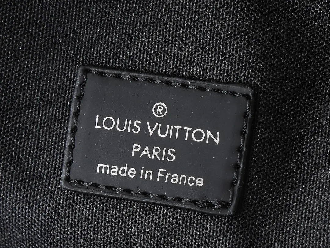 💰240💰Upgraded from the original M11703 M47137. This Avenue small shoulder bag is made of Monogram Eclipse coated canvas and explores the trend of cross-body travel with its exquisite configuration. An interior pocket in the main compartment ensures secure storage, while an exterior zippered pocket provides easy access to frequently used items. There is a triangular zipper pocket where the shoulder strap connects to the handbag. 16.0 x 33.0 x 5.7 cm (length x height x width)